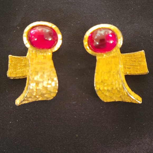RARE VINTAGE CROWN TRIFARI TEXTURED GOLD AND RED CABUCHON STONE CLIP EARRINGS - Picture 3 of 6